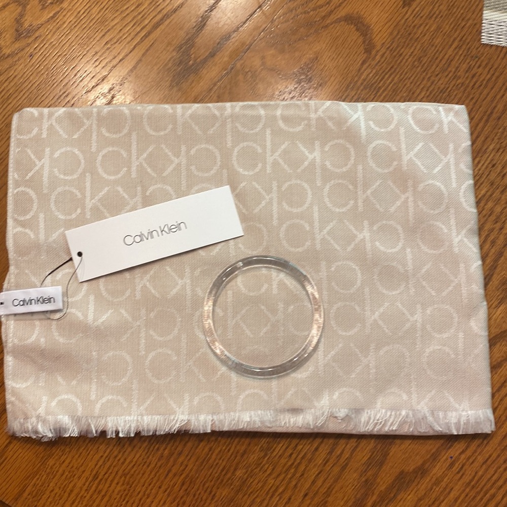 Large Calvin Klein Heathered Almond scarf with frayed edges and hoop for designs - Picture 6 of 14